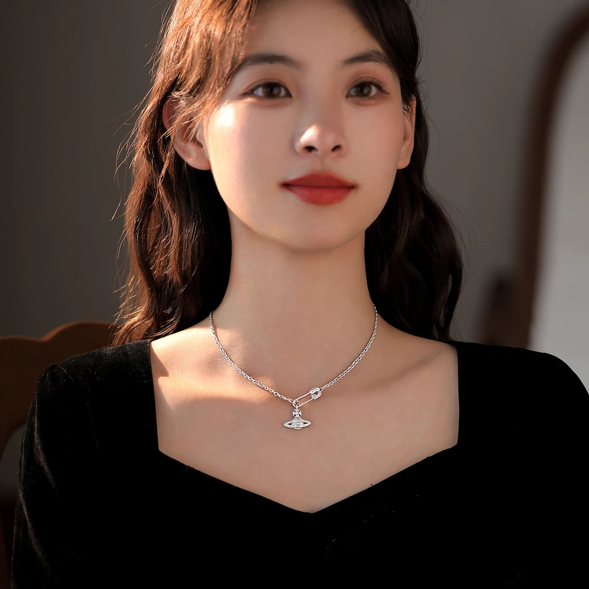 Ele Queen Elizabeth II Nelace Women's Unique Design High-End Clavicle Chain 2025 New ular Trendy Ne Chain Accory