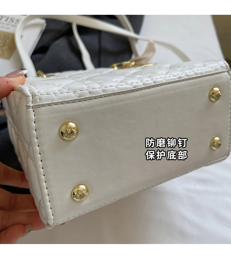 Women's Fashion Bag, Light Luxury Brand with Versatile Portable Shoulder Bag and Elegant Niche Design