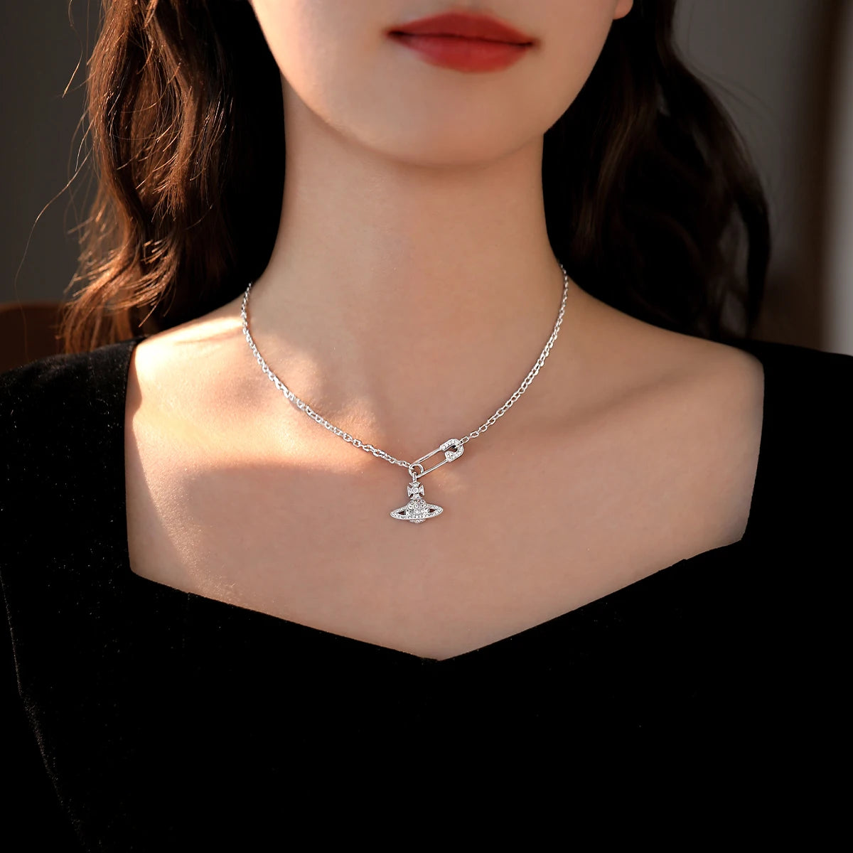 Ele Queen Elizabeth II Nelace Women's Unique Design High-End Clavicle Chain 2025 New ular Trendy Ne Chain Accory