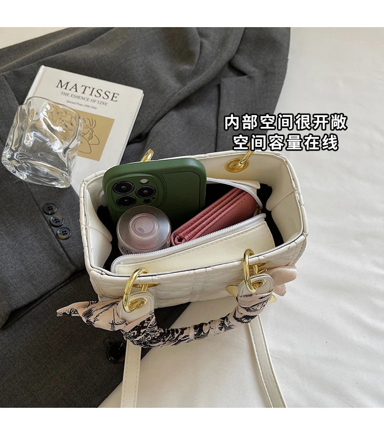 Women's Fashion Bag, Light Luxury Brand with Versatile Portable Shoulder Bag and Elegant Niche Design