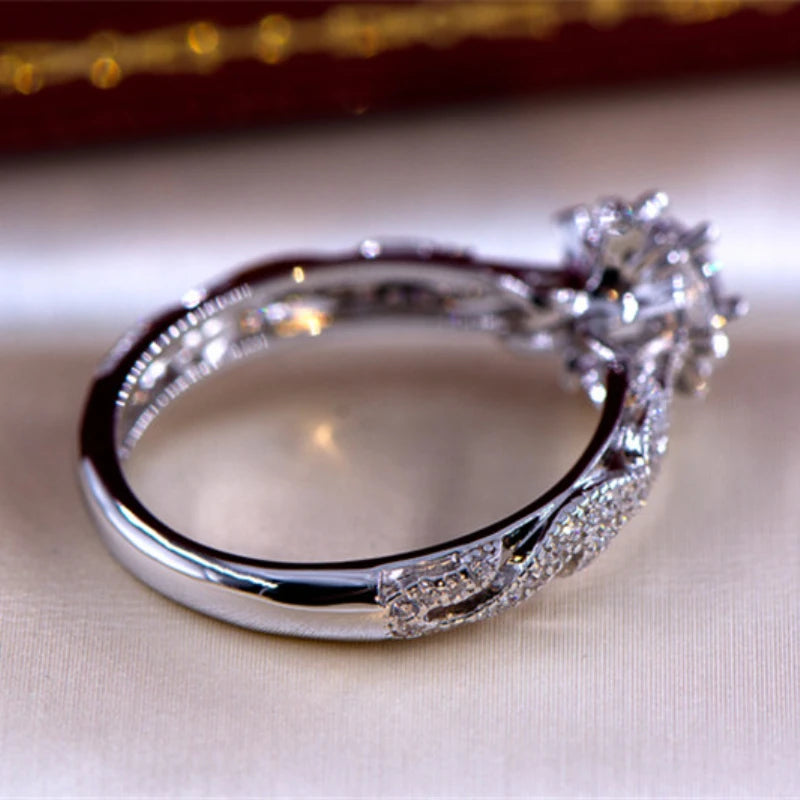 Fashion Ring Exquisite Inlaid Round Flower Stones Wedding Rings For Women Engagement Jewelry HipHop Party Gift Creative