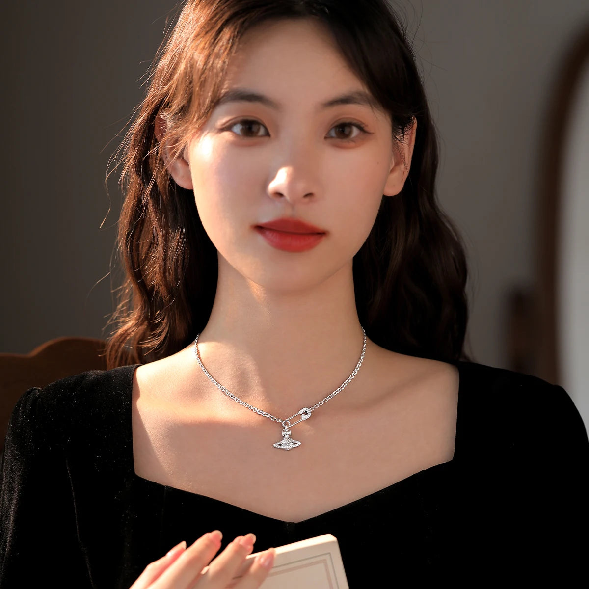 Ele Queen Elizabeth II Nelace Women's Unique Design High-End Clavicle Chain 2025 New ular Trendy Ne Chain Accory