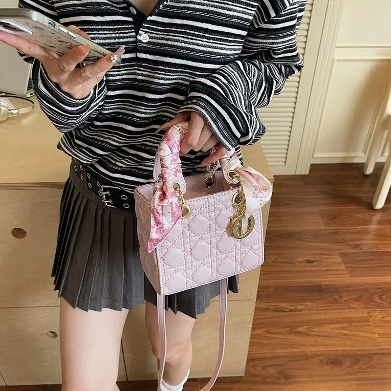 Women's Fashion Bag, Light Luxury Brand with Versatile Portable Shoulder Bag and Elegant Niche Design